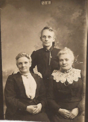 mary-anne-nee-orr-rodgers-standing-with-sisters-jane-mccutcheon__margaret-ledgerwood